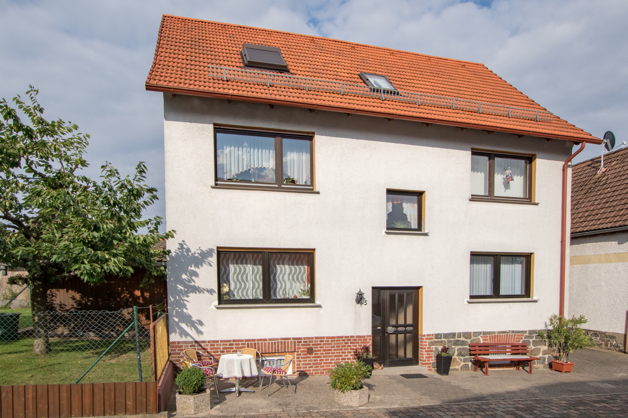 Hausansicht und Eingangsbereich